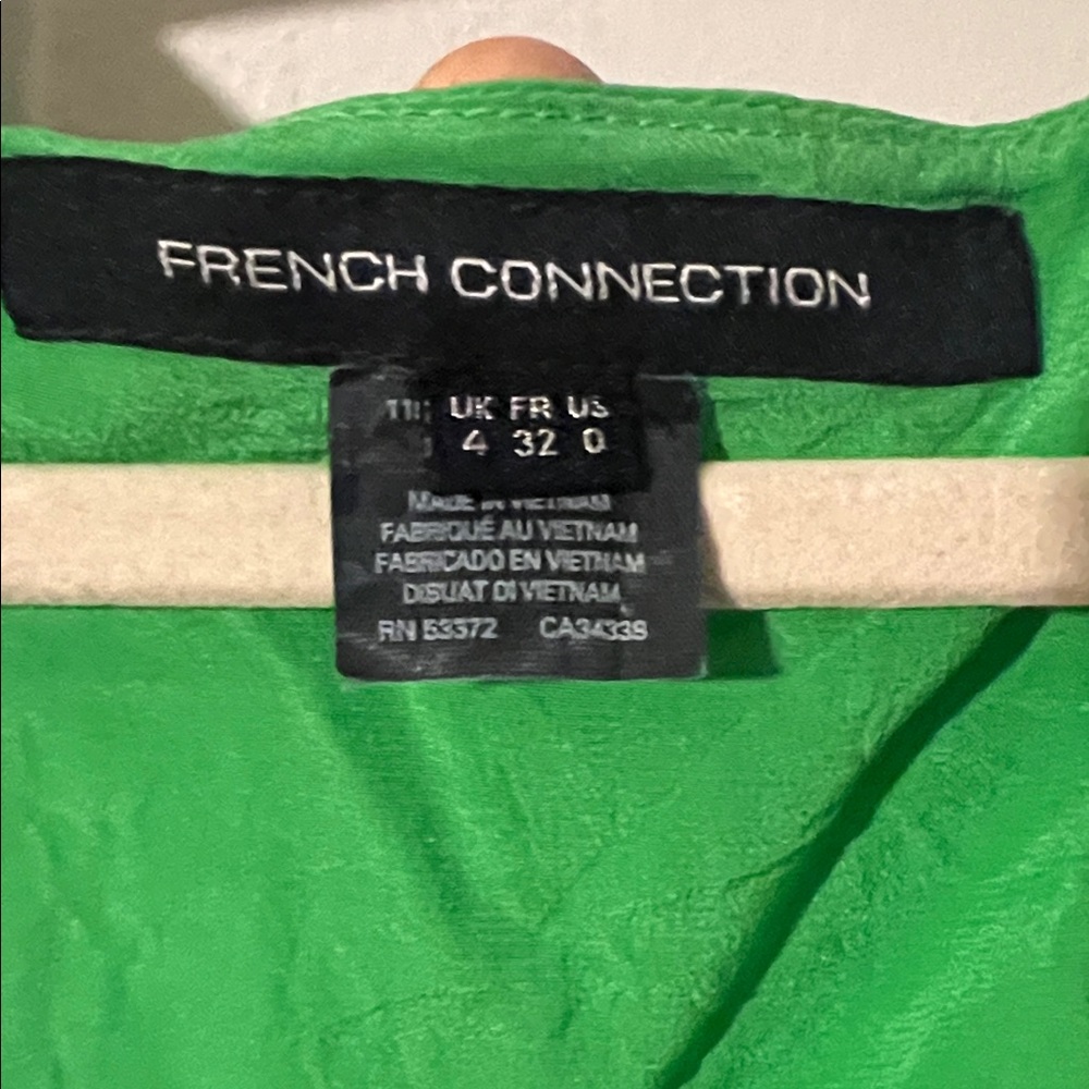 French Connection Vibrant Green 100% silk Sleeveless Blouse - Picture 2 of 4